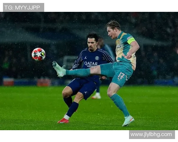 足球明星闪耀赛场各具风采，众多球员同场竞技展现精彩瞬间